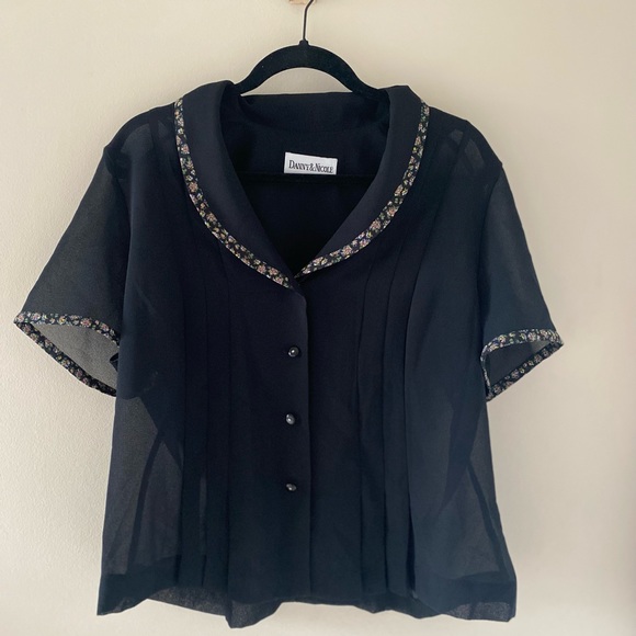 Super cute sheer black flower shirt - Picture 2 of 3